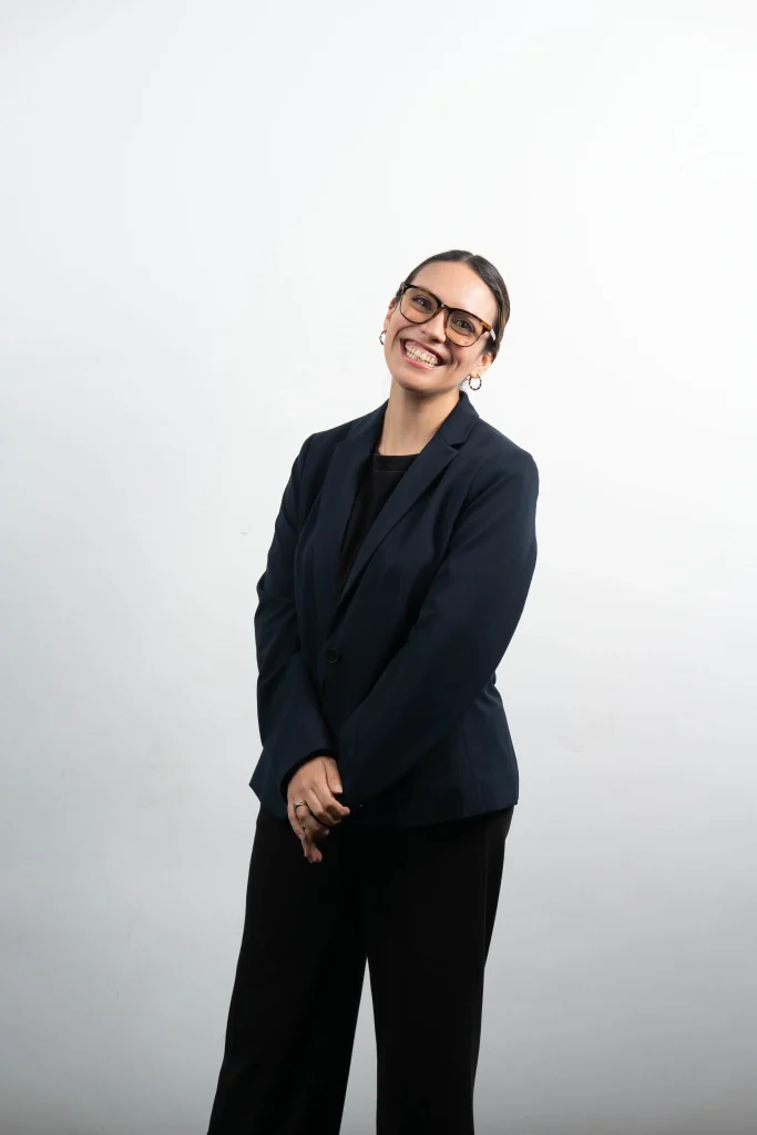 Portrait of Andrea Rubio, digital marketing specialist experienced in creative strategy, media planning, and multicultural audience engagement.