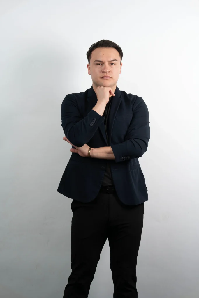 Portrait of Jhonny Chávez, multicultural marketing expert and CEO of H Marketing, posing confidently in a professional studio.