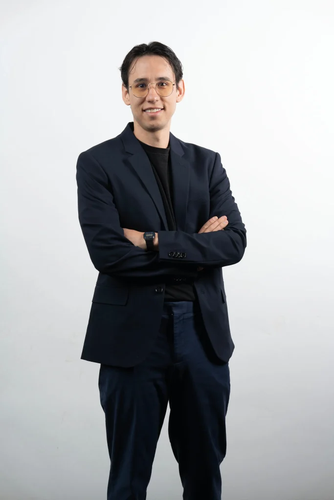 Portrait of Kevin Cedillo, multicultural media buyer and digital strategist specializing in data-driven advertising across the U.S. and Latin America.