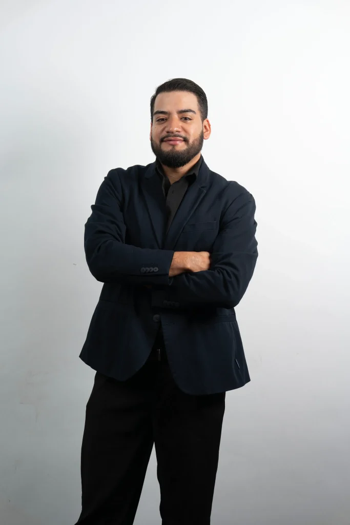 Portrait of Mario Díaz, Executive Assistant to the CEO at H Marketing, known for his organizational skills and bilingual communication expertise.